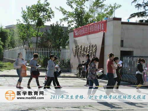 上午8:30，考生们陆续进入考场