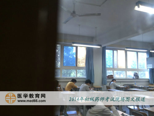 初级药师考生陆续入场准备考试